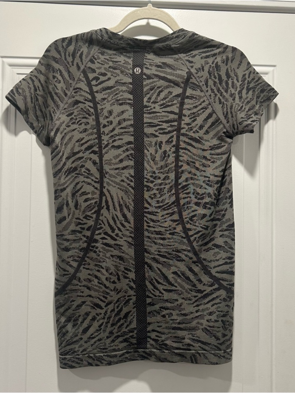 Lululemon Swiftly Tech Short Sleeve Shirt 2.0 Size 8 Primal Clash Black/Grey - Picture 5 of 6
